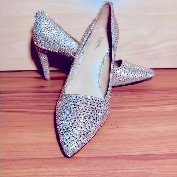 Michael Kors Dorothy Embellished Chain-Mesh Pump Color: Pale Gold Size 6.5 - Picture 11 of 11